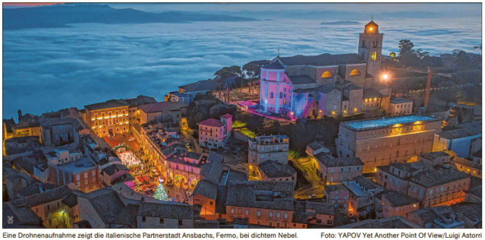 Eine Drohnenaufnahme zeigt die italienische Partnerstadt Ansbachs, Fermo, bei dichtem Nebel. Foto: YAPOV Yet Another Point Of View/Luigi Astorr